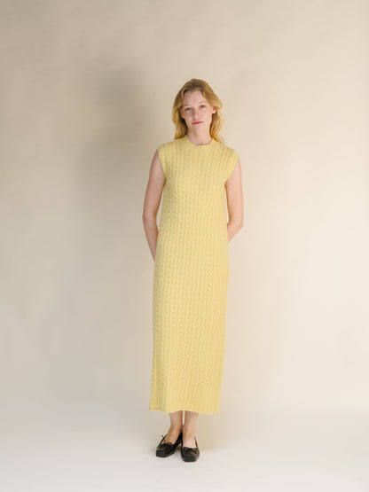 Giallo Abito senza maniche a trecce in misto lana e cashmere con a motivo a trecce testurizzato e a scollo alto in a long midi length.