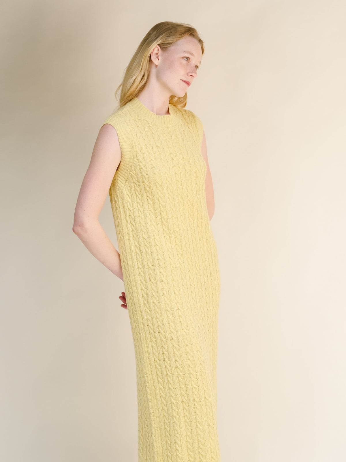 Abito senza maniche a trecce in misto lana e cashmere in pale yellow featuring a detailed texture a trecce e a sleeveless silhouette.