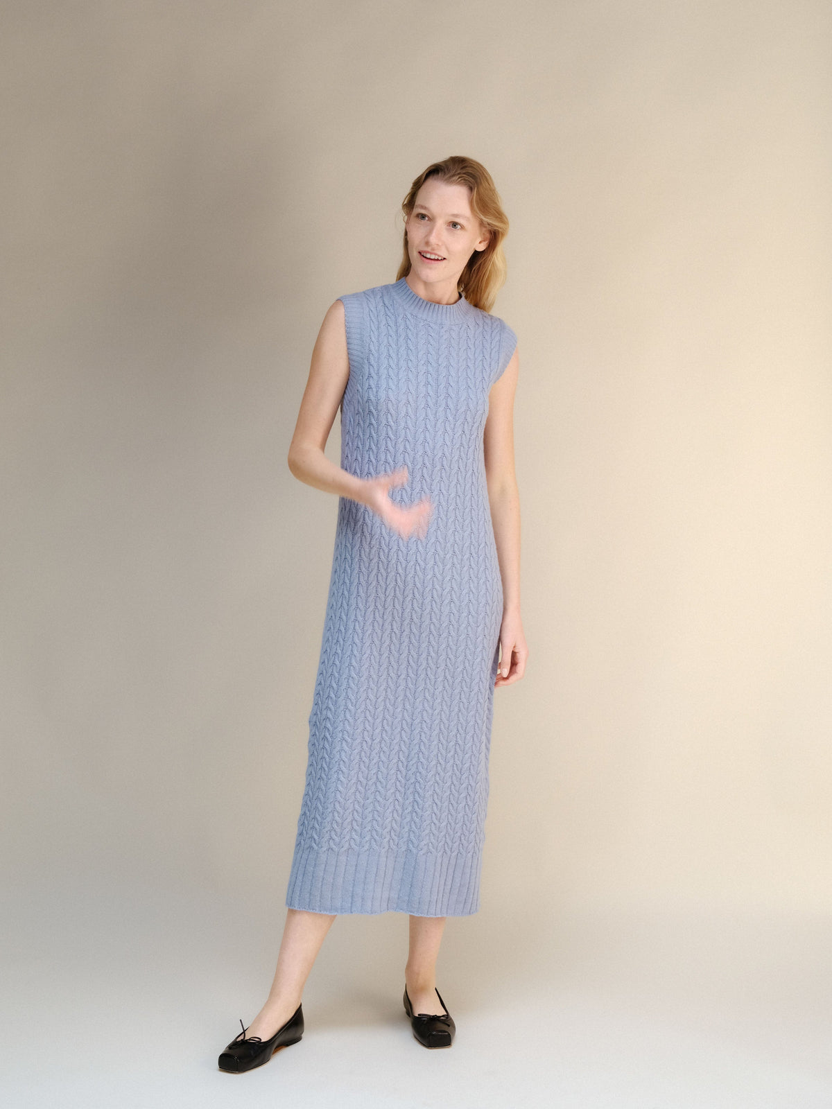 Abito senza maniche a trecce in misto lana e cashmere in muted blu con a midi length e soft texturosso knit pattern.