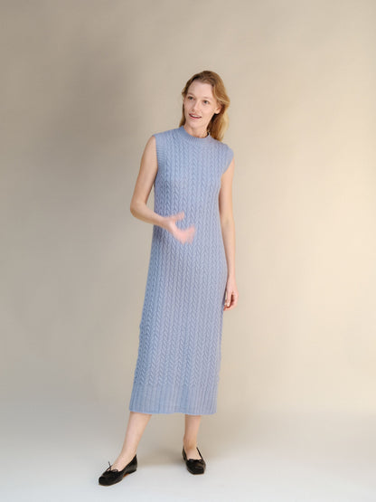 Abito senza maniche a trecce in misto lana e cashmere in muted blu con a midi length e soft texturosso knit pattern.