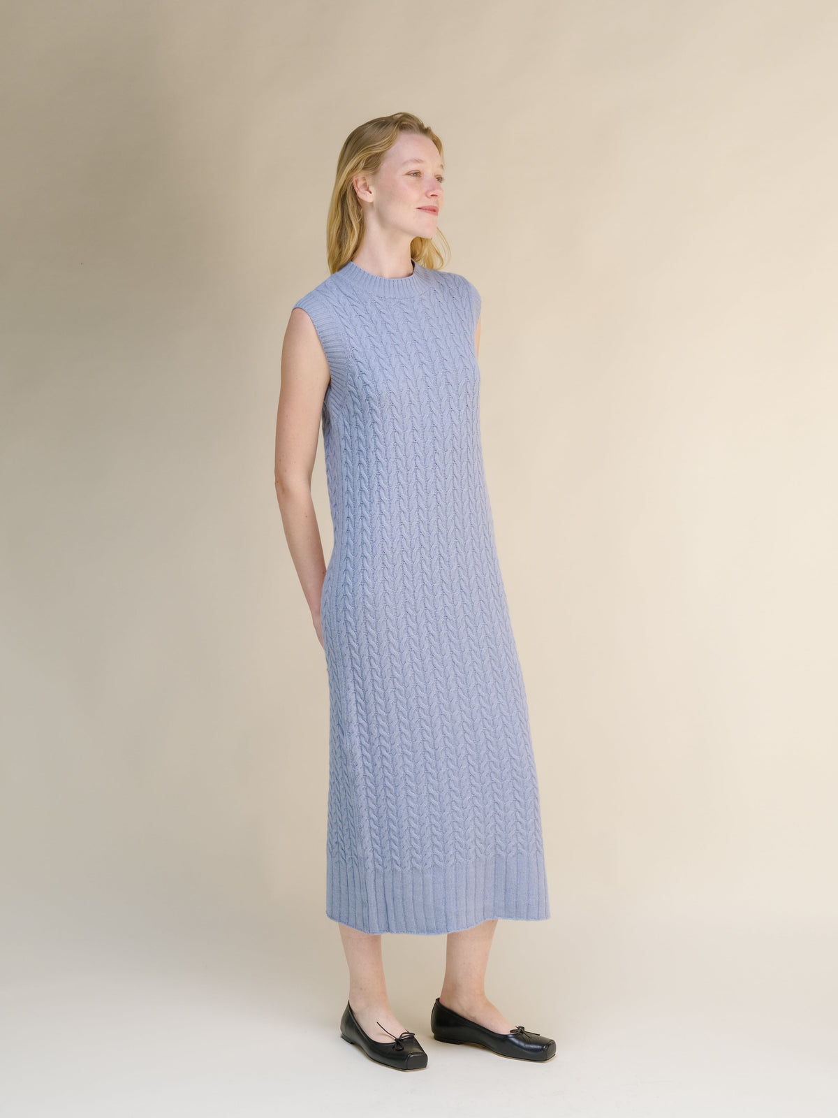 Abito senza maniche a trecce in misto lana e cashmere in a soft blu con a midi length e intricate cable knit detailing.