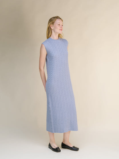 Abito senza maniche a trecce in misto lana e cashmere in a soft blu con a midi length e intricate cable knit detailing.