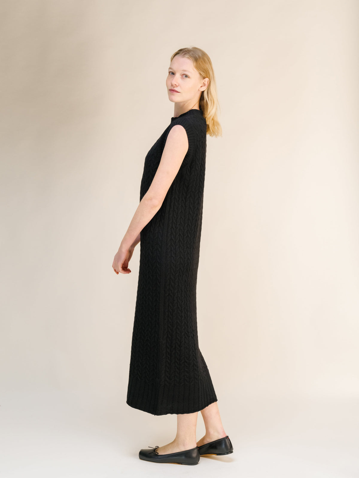 Side view of a nero Abito senza maniche a trecce in misto lana e cashmere con a orlo a coste e scollo alto