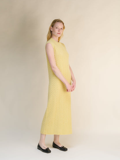 Abito senza maniche a trecce in misto lana e cashmere in soft yellow con texturosso knit pattern e orlo a coste in a long midi length.