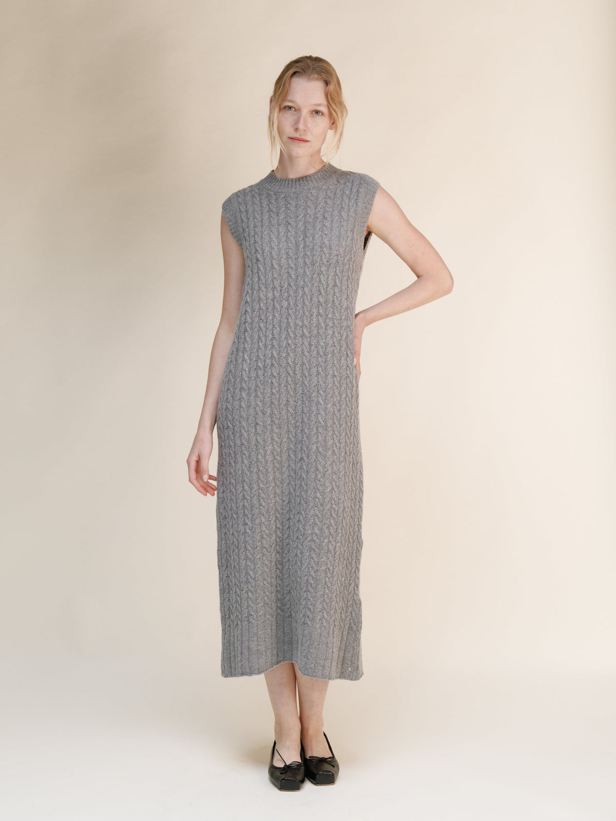 Abito senza maniche a trecce in misto lana e cashmere in grigio con a fitted midi silhouette e texturosso cable knit detailing.