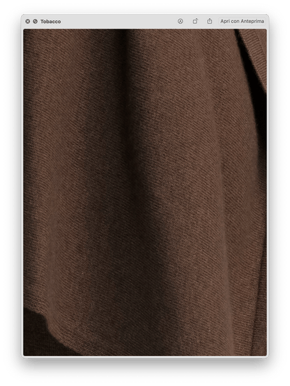 Primo piano della texture in maglia marrone morbida e liscia del Wool & Cashmere Mix Solid Maxi Turtleneck Sweater